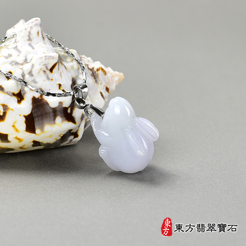 （已出售勿下標，可訂做）翡翠兔項鍊玉珮（招財如意兔：兔牌A貨翡翠兔玉珮、緬甸玉兔玉墜、兔十二生肖項鍊）。淺紫色細糯種兔，RB064。客製化訂做各種翡翠兔吊墜玉珮項鍊。★附A貨翡翠雙證書翡翠手鐲、翡翠玉鐲商品