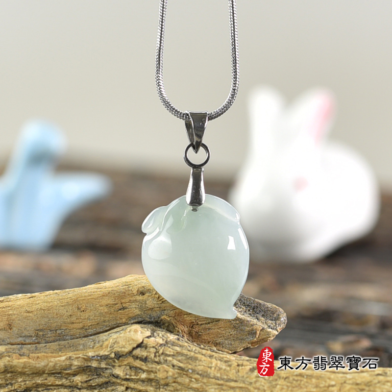 （已出售勿下標，可訂做）翡翠壽桃項鍊玉珮（福壽雙全：壽桃牌A貨翡翠壽桃玉珮、緬甸玉壽桃玉墜）。淺綠色細糯種壽桃，FW343。客製化訂做各種翡翠壽桃吊墜玉珮項鍊。★附A貨翡翠雙證書翡翠手鐲、翡翠玉鐲商品