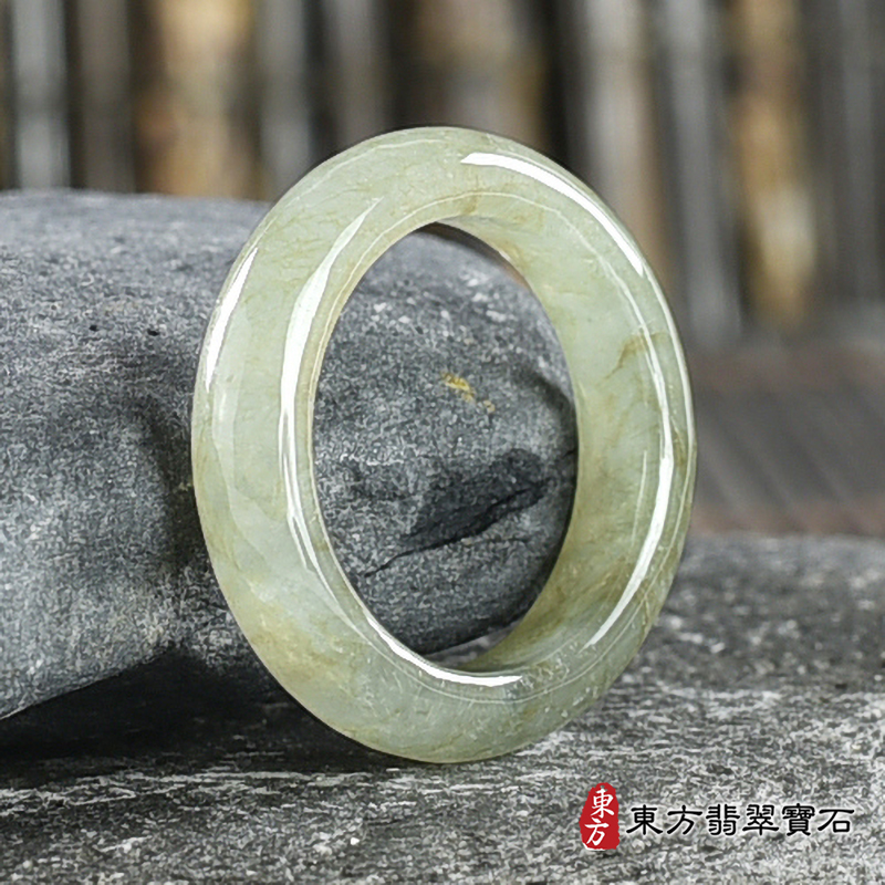 翡翠戒指（玉戒指、A貨翡翠戒指、緬甸玉戒指，版指戒，版戒指，結婚戒指、結婚對戒、男女對戒）。綠帶黃褐色糯種翡翠戒指，國際圍10，RNG345，客製化訂做各種翡翠戒指吊墜玉珮項鍊。★附A貨翡翠雙證書翡翠手鐲、翡翠玉鐲商品