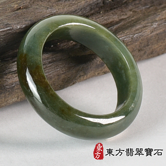 翡翠戒指（玉戒指、A貨翡翠戒指、緬甸玉戒指，圓戒，版指戒，版戒指，結婚戒指、結婚對戒、男女對戒）。綠色油青種翡翠戒指，國際圍17，RNG669，客製化訂做各種翡翠戒指吊墜玉珮項鍊。★附A貨翡翠雙證書商品圖