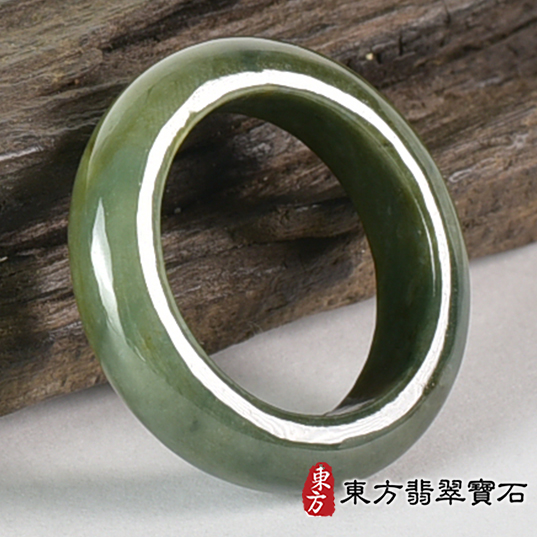 翡翠戒指（玉戒指、A貨翡翠戒指、緬甸玉戒指，圓戒，版指戒，版戒指，結婚戒指、結婚對戒、男女對戒）。綠色油青種翡翠戒指，國際圍17，RNG675，客製化訂做各種翡翠戒指吊墜玉珮項鍊。★附A貨翡翠雙證書商品圖