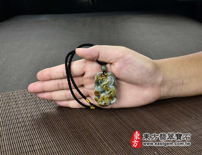 招財如意龍 大小示意照片 翡翠龍項鍊玉珮（招財如意龍 ：龍牌A貨翡翠龍玉珮、緬甸玉龍玉墜、龍十二生肖項鍊）。油青帶紅翡，帶俏色仿古龍，DR085。客製化訂做各種翡翠龍吊墜玉珮項鍊。★附A貨翡翠雙證書