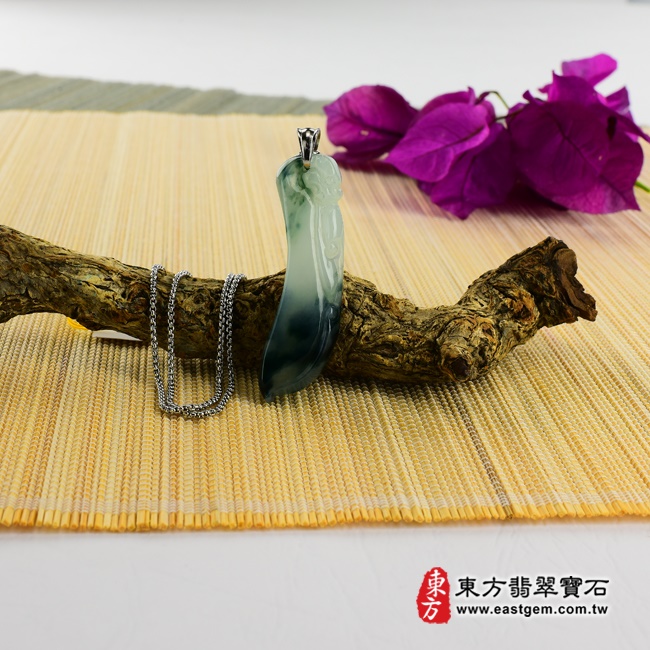 祥龍如意 情境照片（已售出勿下標，可訂做）翡翠龍項鍊玉珮（祥龍如意：龍牌A貨翡翠龍玉珮、緬甸玉龍玉墜、龍十二生肖項鍊）。花青油青種龍，DR030。客製化訂做各種翡翠龍吊墜玉珮項鍊。★附A貨翡翠雙證書