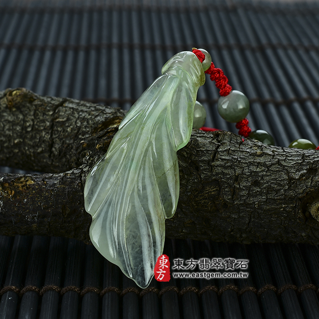 葉子 側面照片翡翠葉子玉珮（一葉致富：葉子牌A貨翡翠葉子玉珮、緬甸玉葉子玉墜）。糯冰種，雕工細緻，可透光葉子LE001。客製化訂做各種翡翠葉子吊墜玉珮項鍊。★附A貨翡翠雙證書