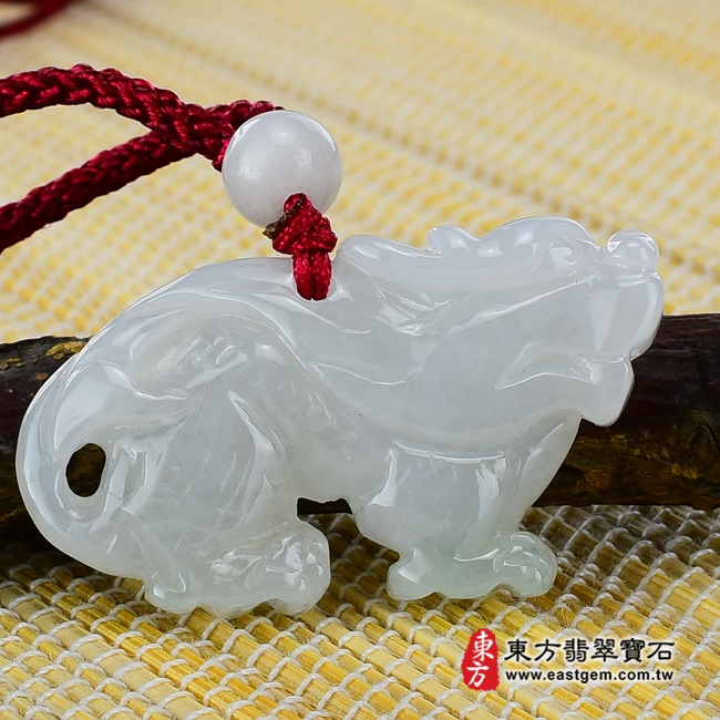 祥龍獻瑞 背面照片 （已售出勿下標，可訂做）翡翠龍項鍊玉珮（祥龍獻瑞：龍牌A貨翡翠龍玉珮、緬甸玉龍玉墜、龍十二生肖項鍊）。白翡糯種龍，DR040。客製化訂做各種翡翠龍吊墜玉珮項鍊。★附A貨翡翠雙證書