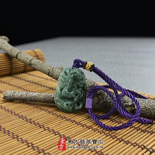 飛龍在天 情境照片 （已售出勿下標，可訂做）翡翠龍項鍊玉珮（飛龍在天龍：龍牌A貨翡翠龍玉珮、緬甸玉龍玉墜、龍十二生肖項鍊）。糯冰種龍，DR010。客製化訂做各種翡翠龍吊墜玉珮項鍊。★附A貨翡翠雙證書