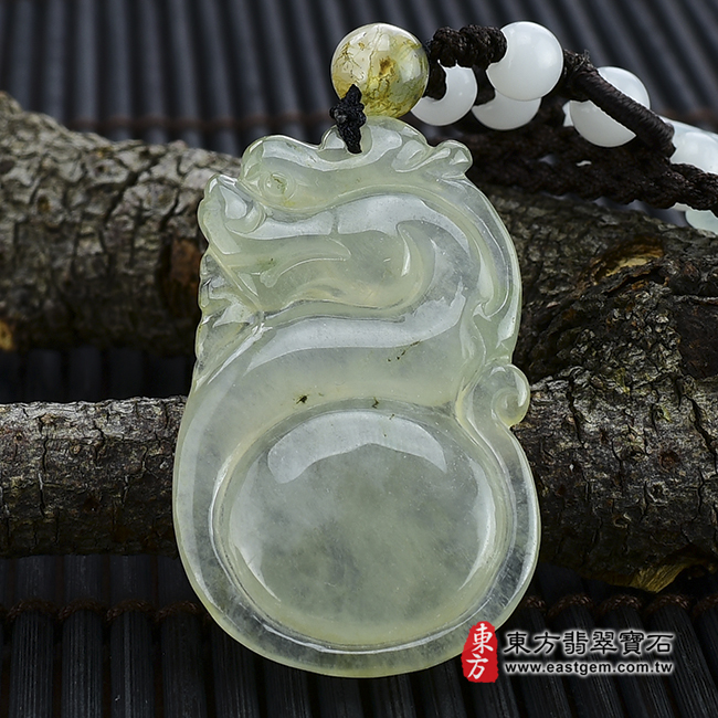 祥龍如意 微躺照片 翡翠龍項鍊玉珮（祥龍如意：龍牌A貨翡翠龍玉珮、緬甸玉龍玉墜、龍十二生肖項鍊）。冰糯種龍，DR006。客製化訂做各種翡翠龍吊墜玉珮項鍊。★附A貨翡翠雙證書