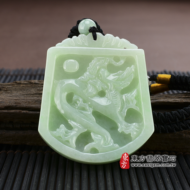 飛龍在天 微躺照片 翡翠龍項鍊玉珮（飛龍在天：龍牌A貨翡翠龍玉珮、緬甸玉龍玉墜、龍十二生肖項鍊）。淡色油青龍，DR007。客製化訂做各種翡翠龍吊墜玉珮項鍊。★附A貨翡翠雙證書