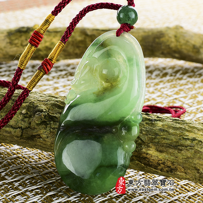 祥龍獻瑞 右側照片 翡翠龍項鍊玉珮(祥龍獻瑞:龍牌A貨翡翠龍玉珮、緬甸玉龍玉墜、龍十二生肖項鍊)。細豆種飄綠花龍,DR051。客製化訂做各種翡翠龍吊墜玉珮項鍊。★附A貨翡翠雙證書 祥龍獻瑞 右側照片 翡翠龍項鍊玉珮(祥龍獻瑞:龍牌A貨翡翠龍玉珮、緬甸玉龍玉墜、龍十二生肖項鍊)。細豆種飄綠花龍,DR051。客製化訂做各種翡翠龍吊墜玉珮項鍊。★附A貨翡翠雙證書