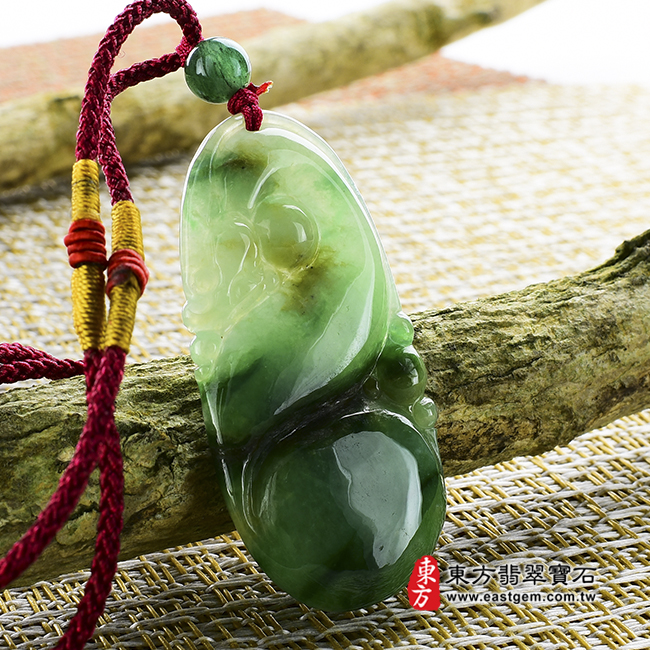 祥龍獻瑞 左側照片 翡翠龍項鍊玉珮(祥龍獻瑞:龍牌A貨翡翠龍玉珮、緬甸玉龍玉墜、龍十二生肖項鍊)。細豆種飄綠花龍,DR051。客製化訂做各種翡翠龍吊墜玉珮項鍊。★附A貨翡翠雙證書 祥龍獻瑞 左側照片 翡翠龍項鍊玉珮(祥龍獻瑞:龍牌A貨翡翠龍玉珮、緬甸玉龍玉墜、龍十二生肖項鍊)。細豆種飄綠花龍,DR051。客製化訂做各種翡翠龍吊墜玉珮項鍊。★附A貨翡翠雙證書
