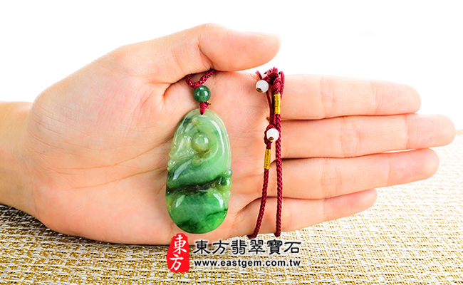 祥龍獻瑞 大小示意照片 翡翠龍項鍊玉珮(祥龍獻瑞:龍牌A貨翡翠龍玉珮、緬甸玉龍玉墜、龍十二生肖項鍊)。細豆種飄綠花龍,DR051。客製化訂做各種翡翠龍吊墜玉珮項鍊。★附A貨翡翠雙證書 祥龍獻瑞 大小示意照片 翡翠龍項鍊玉珮(祥龍獻瑞:龍牌A貨翡翠龍玉珮、緬甸玉龍玉墜、龍十二生肖項鍊)。細豆種飄綠花龍,DR051。客製化訂做各種翡翠龍吊墜玉珮項鍊。★附A貨翡翠雙證書