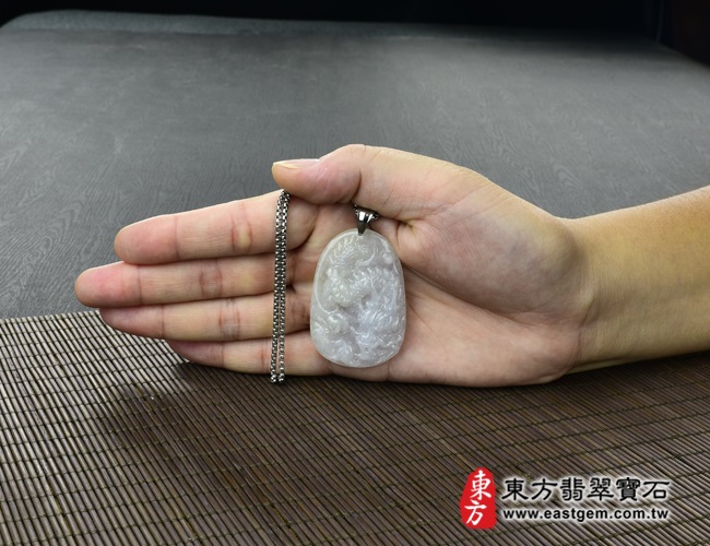 飛龍在天 大小示意照片 翡翠龍項鍊玉珮(飛龍在天:龍牌A貨翡翠龍玉珮、緬甸玉龍玉墜、龍十二生肖項鍊)。糯種帶紫羅蘭龍,DR134。客製化訂做各種翡翠龍吊墜玉珮項鍊。★附A貨翡翠雙證書 飛龍在天 大小示意照片 翡翠龍項鍊玉珮(飛龍在天:龍牌A貨翡翠龍玉珮、緬甸玉龍玉墜、龍十二生肖項鍊)。糯種帶紫羅蘭龍,DR134。客製化訂做各種翡翠龍吊墜玉珮項鍊。★附A貨翡翠雙證書