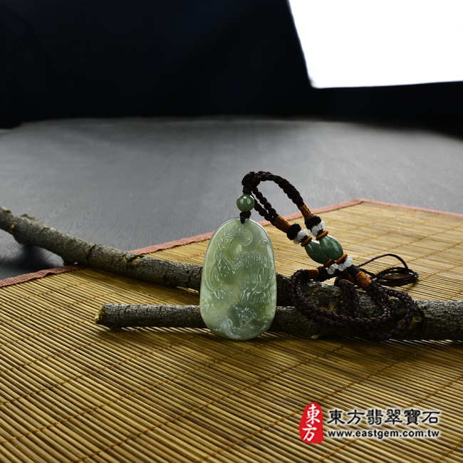 招財如意龍 情境照片 （已出售勿下標，可訂做）翡翠龍項鍊玉珮（招財如意龍：龍牌A貨翡翠龍玉珮、緬甸玉龍玉墜、龍十二生肖項鍊）。油青細糯種龍，DR136。客製化訂做各種翡翠龍吊墜玉珮項鍊。★附A貨翡翠雙證書