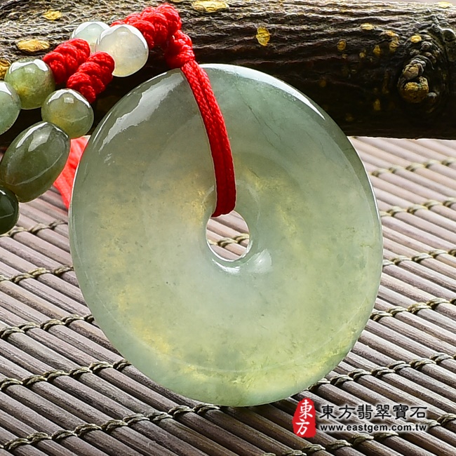 平安扣 側面照片 （已售出勿下標，可訂做）翡翠平安扣項鍊玉珮（平安扣：平安扣牌A貨翡翠平安扣玉珮、緬甸玉平安扣玉墜）。淺綠細糯種平安扣，PN084。客製化訂做各種翡翠平安扣吊墜玉珮項鍊。★附A貨翡翠雙證書  