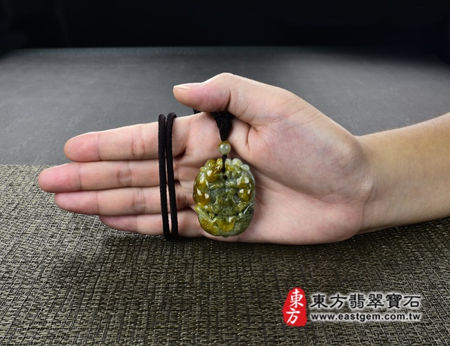 招財貔貅 正面大小示意照片 翡翠貔貅項鍊玉珮（招財公母貔貅帶元寶、招財進寶：貔貅牌A貨翡翠貔貅玉珮、緬甸玉貔貅玉墜）。油青種帶紅翡貔貅，PF015。客製化訂做各種翡翠貔貅吊墜玉珮項鍊。★附A貨翡翠雙證書