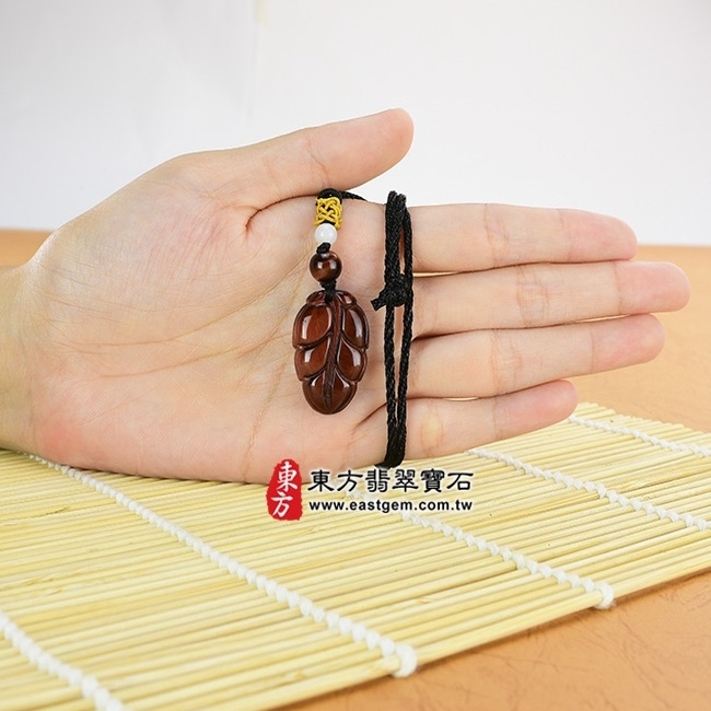 葉子(一夜致富)  實際大小示意照片 虎眼石葉子項鍊玉珮（一夜致富：葉子牌虎眼石葉子玉珮、紅虎眼石葉子玉墜）。天然虎眼石紅虎眼石葉子，LE088。客製化訂做各種虎眼石葉子吊墜玉珮項鍊。★東方翡翠寶石保證卡