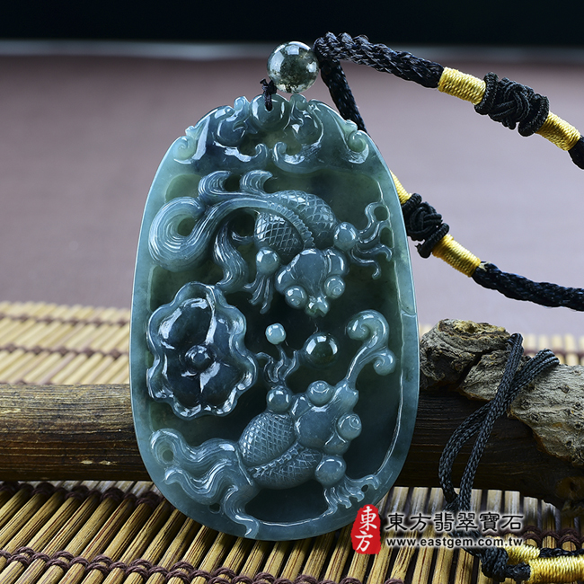 雙魚戲珠 正面照片 翡翠魚項鍊玉珮（雙魚戲珠：魚牌A貨翡翠魚玉珮、緬甸玉魚玉墜）。油青，帶藍水魚，FI001。客製化訂做各種翡翠魚吊墜玉珮項鍊。★附A貨翡翠雙證書
