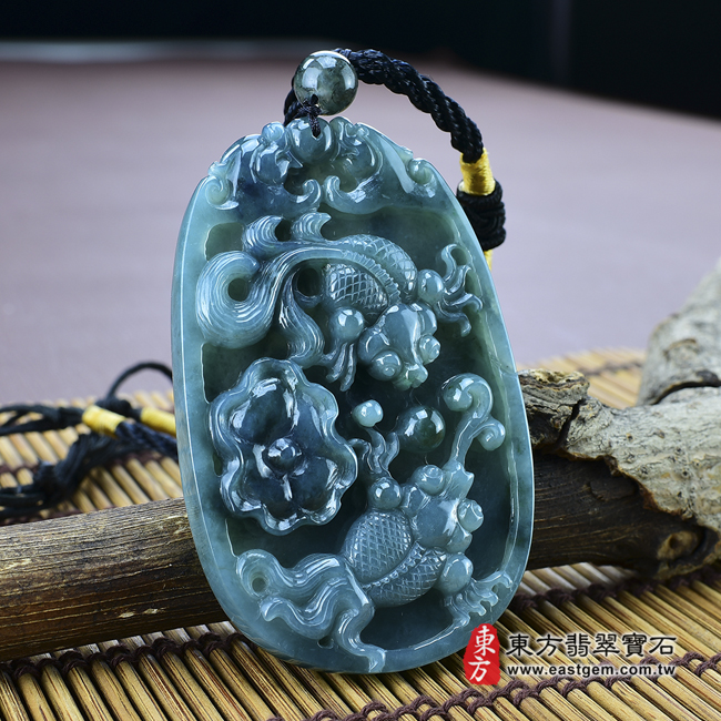 雙魚戲珠 微躺照片 翡翠魚項鍊玉珮（雙魚戲珠：魚牌A貨翡翠魚玉珮、緬甸玉魚玉墜）。油青，帶藍水魚，FI001。客製化訂做各種翡翠魚吊墜玉珮項鍊。★附A貨翡翠雙證書