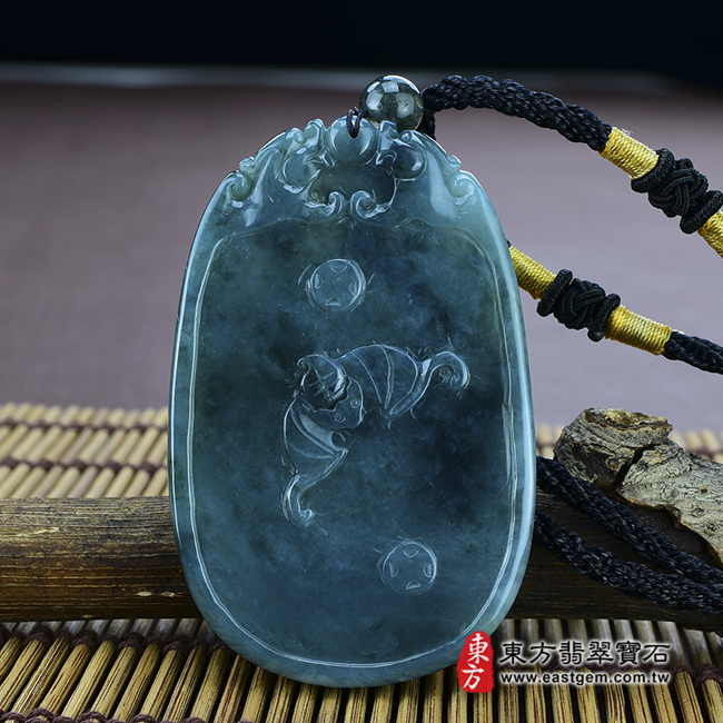 雙魚戲珠 背面照片 翡翠魚項鍊玉珮（雙魚戲珠：魚牌A貨翡翠魚玉珮、緬甸玉魚玉墜）。油青，帶藍水魚，FI001。客製化訂做各種翡翠魚吊墜玉珮項鍊。★附A貨翡翠雙證書