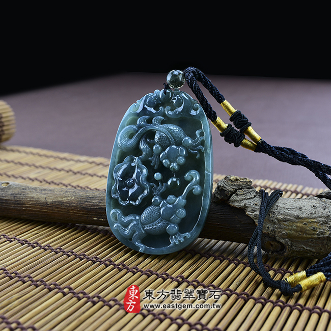 雙魚戲珠 情境照片 翡翠魚項鍊玉珮（雙魚戲珠：魚牌A貨翡翠魚玉珮、緬甸玉魚玉墜）。油青，帶藍水魚，FI001。客製化訂做各種翡翠魚吊墜玉珮項鍊。★附A貨翡翠雙證書