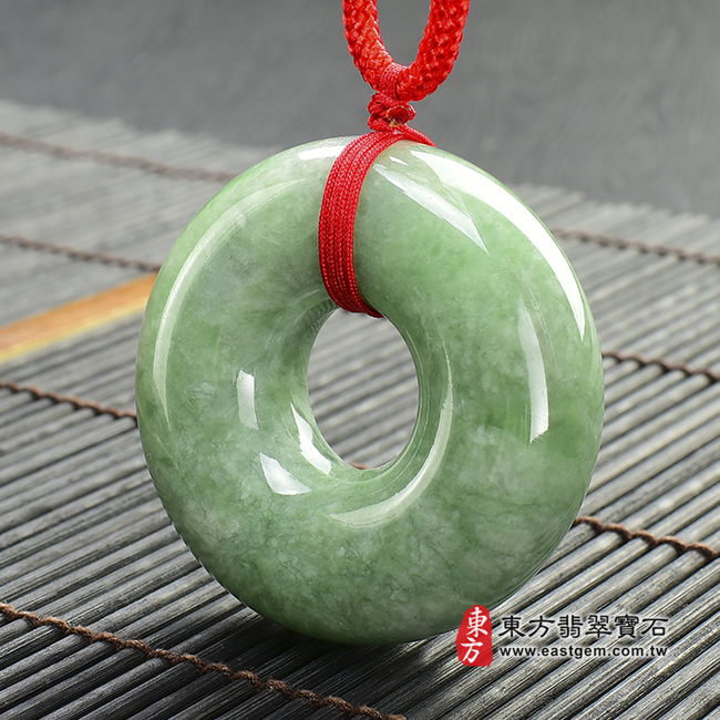 平安扣 右側照片 （已售出勿下標，可訂做）翡翠平安扣項鍊玉珮（平安富貴：平安扣牌A貨翡翠平安扣玉珮、緬甸玉平安扣玉墜）。淺綠色豆種平安扣，PN015。客製化訂做各種翡翠平安扣吊墜玉珮項鍊。★附A貨翡翠雙證書