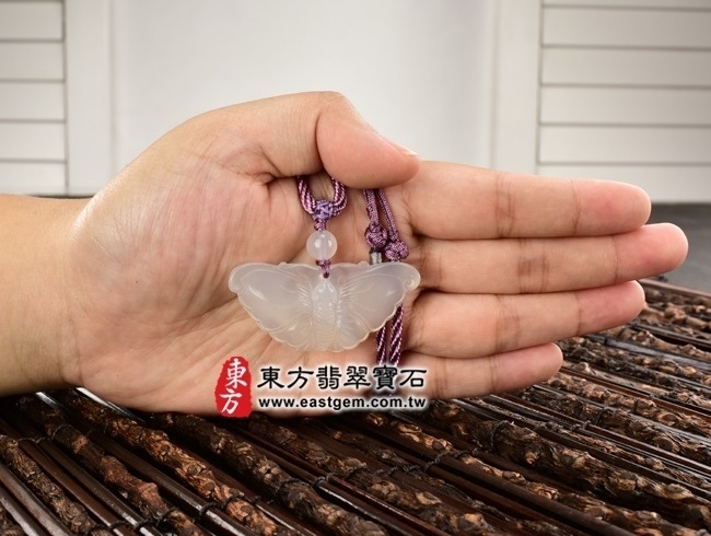 蝴蝶  實際大小示意照片 瑪瑙蝴蝶項鍊玉珮（招財蝶：蝴蝶牌瑪瑙蝴蝶玉珮、玉髓蝴蝶玉墜）。瑪瑙玉髓蝴蝶，BL-003。客製化訂做各種瑪瑙玉髓蝴蝶吊墜玉珮項鍊。★東方翡翠寶石保證卡