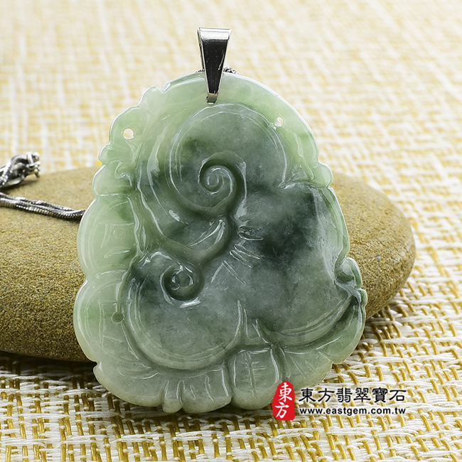 如意 背後照片 翡翠如意玉珮（如意帶招財蝙蝠，招財納福：如意牌A貨翡翠如意玉珮、緬甸玉如意玉墜）。豆種飄綠花如意，LU035。客製化訂做各種翡翠如意吊墜玉珮項鍊。★附A貨翡翠雙證書