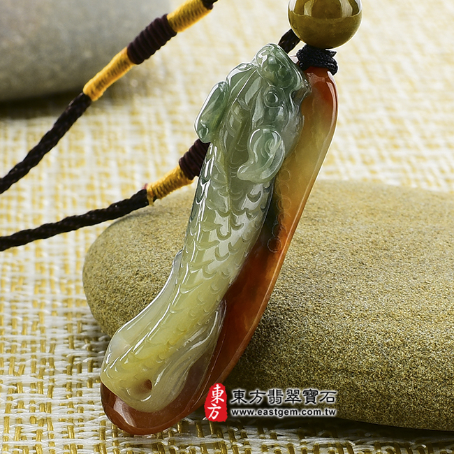 招財龍頭魚 右側照片 （已出售勿下標，可訂做）翡翠魚項鍊玉珮（招財龍頭魚、獨占鰲頭：魚牌A貨翡翠魚玉珮、緬甸玉魚玉墜）。油青種帶紅翡飄綠花魚，FI052。客製化訂做各種翡翠魚吊墜玉珮項鍊。★附A貨翡翠雙證書