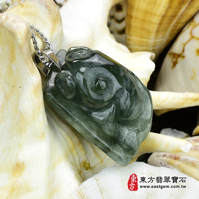 金魚 右側照片 翡翠魚項鍊玉珮（金魚、金玉滿堂：魚牌A貨翡翠魚玉珮、緬甸玉魚玉墜）。糯豆種魚，FI023。客製化訂做各種翡翠魚吊墜玉珮項鍊。★附A貨翡翠雙證書