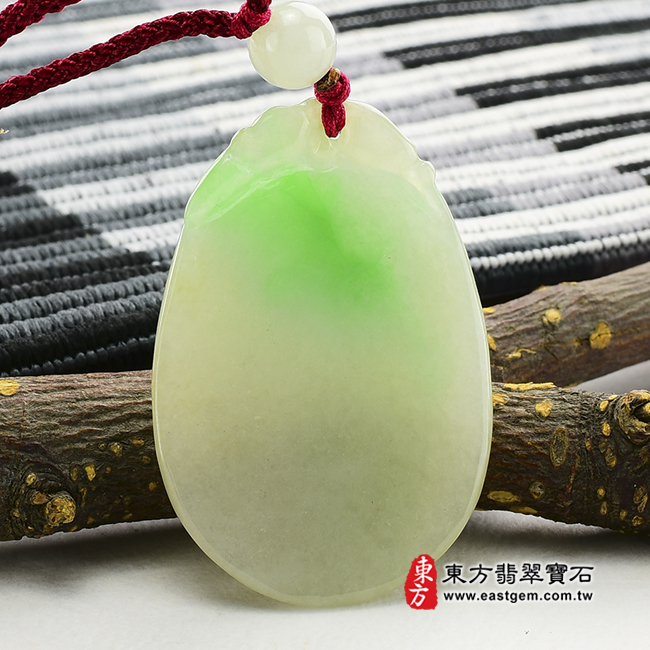 如意 背後照片 翡翠如意玉珮（吉祥如意：如意牌A貨翡翠如意玉珮、緬甸玉如意玉墜）。淡綠糯種飄綠花如意，LU126。客製化訂做各種翡翠如意吊墜玉珮項鍊。★附A貨翡翠雙證書