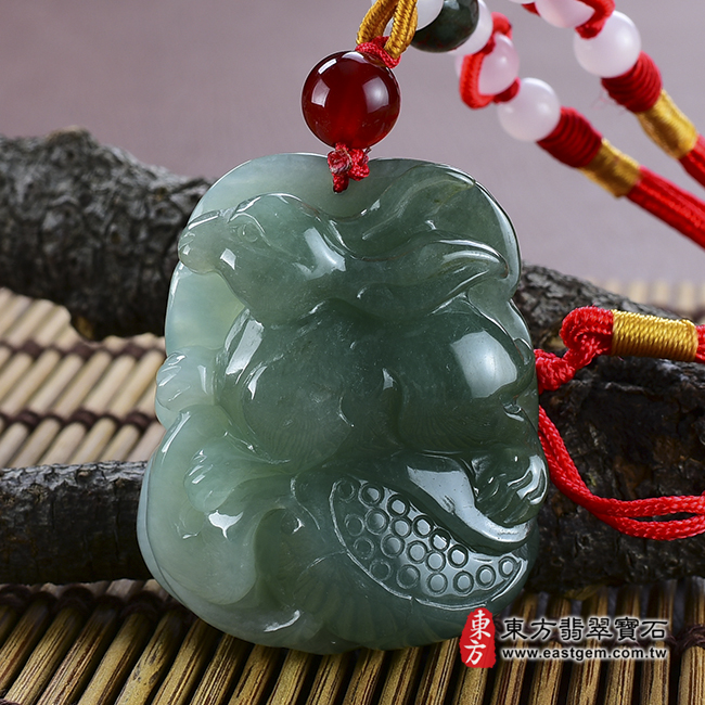 如意兔踩蓮篷 正面照片 （已售出勿下標，可訂做）翡翠兔項鍊玉珮（如意兔踩蓮篷：兔牌A貨翡翠兔玉珮、緬甸玉兔玉墜、兔十二生肖項鍊）。油青兔，RB002。客製化訂做各種翡翠兔吊墜玉珮項鍊。★附A貨翡翠雙證書