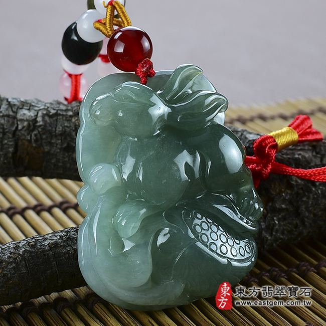 如意兔踩蓮篷 左側照片 （已售出勿下標，可訂做）翡翠兔項鍊玉珮（如意兔踩蓮篷：兔牌A貨翡翠兔玉珮、緬甸玉兔玉墜、兔十二生肖項鍊）。油青兔，RB002。客製化訂做各種翡翠兔吊墜玉珮項鍊。★附A貨翡翠雙證書