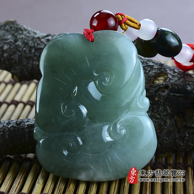 如意兔踩蓮篷 背面照片 （已售出勿下標，可訂做）翡翠兔項鍊玉珮（如意兔踩蓮篷：兔牌A貨翡翠兔玉珮、緬甸玉兔玉墜、兔十二生肖項鍊）。油青兔，RB002。客製化訂做各種翡翠兔吊墜玉珮項鍊。★附A貨翡翠雙證書