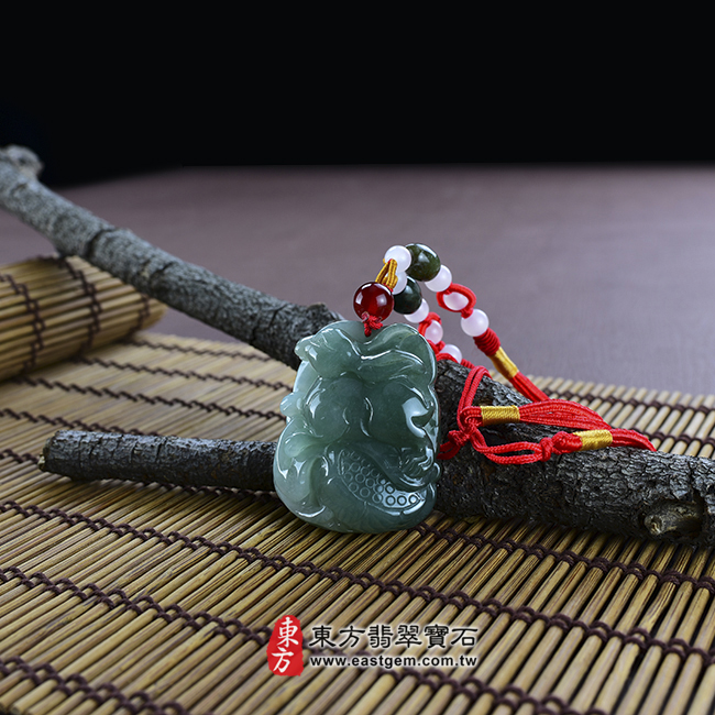 如意兔踩蓮篷 情境照片 （已售出勿下標，可訂做）翡翠兔項鍊玉珮（如意兔踩蓮篷：兔牌A貨翡翠兔玉珮、緬甸玉兔玉墜、兔十二生肖項鍊）。油青兔，RB002。客製化訂做各種翡翠兔吊墜玉珮項鍊。★附A貨翡翠雙證書