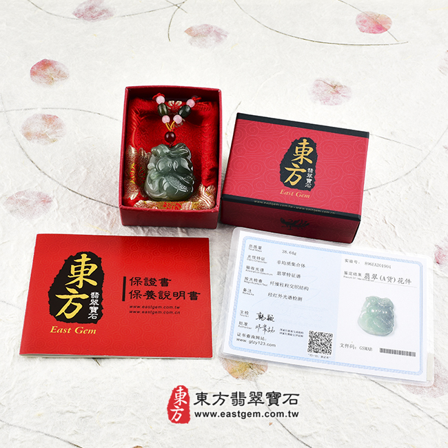 如意兔踩蓮篷 出貨照片 （已售出勿下標，可訂做）翡翠兔項鍊玉珮（如意兔踩蓮篷：兔牌A貨翡翠兔玉珮、緬甸玉兔玉墜、兔十二生肖項鍊）。油青兔，RB002。客製化訂做各種翡翠兔吊墜玉珮項鍊。★附A貨翡翠雙證書