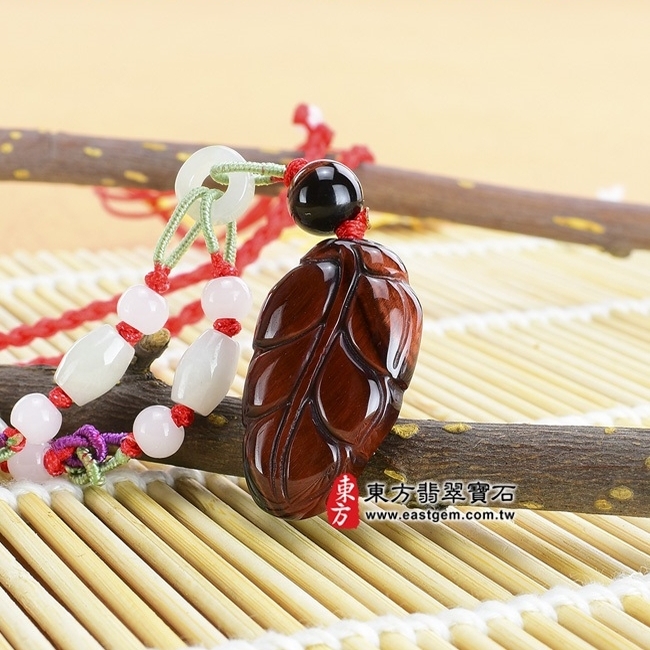 葉子  情境照片 虎眼石葉子項鍊玉珮（一夜致富：葉子牌虎眼石葉子玉珮、紅虎眼石葉子玉墜）。天然虎眼石紅虎眼石葉子，LE100。客製化訂做各種虎眼石葉子吊墜玉珮項鍊。★東方翡翠寶石保證卡