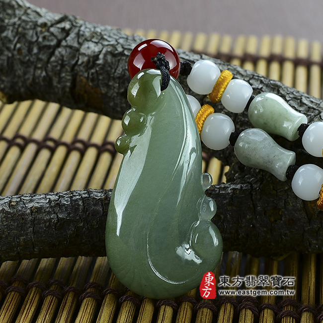 福瓜 背面照片 （已售出勿下標，可訂做）翡翠福瓜玉珮（招財福瓜：福瓜牌A貨翡翠福瓜玉珮、緬甸玉福瓜玉墜）。油青種，帶黃翡福瓜FW007。客製化訂做各種翡翠福瓜吊墜玉珮項鍊。★附A貨翡翠雙證書  