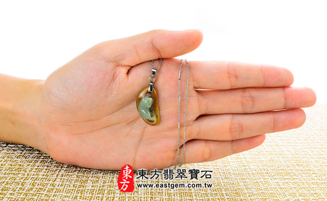 鼠來寶大小示意照片（已售出勿下標，可訂做）翡翠鼠項鍊玉珮（鼠來寶：鼠牌A貨翡翠鼠玉珮、緬甸玉鼠玉墜、鼠十二生肖項鍊）。油青種黃翡鼠，MU010。客製化訂做各種翡翠鼠吊墜玉珮項鍊。★附A貨翡翠雙證書