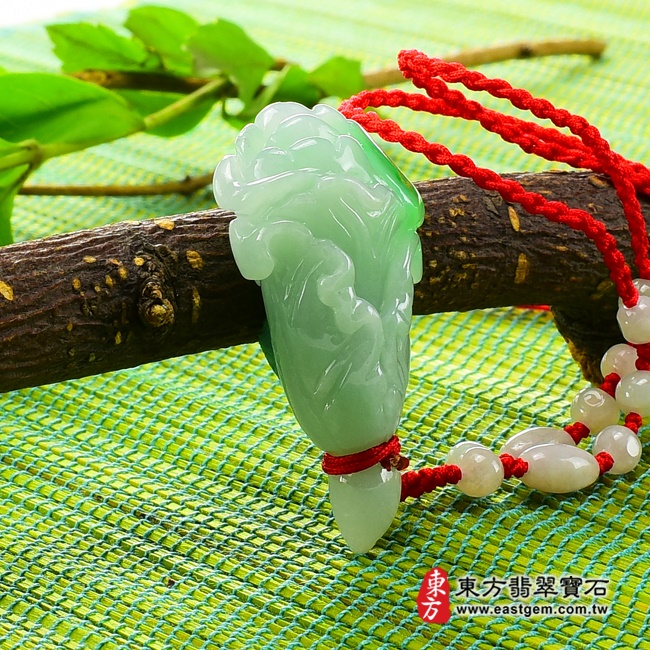 花 左側照片 翡翠花項鍊玉珮（吉祥翠玉白菜：花牌A貨翡翠花玉珮、緬甸玉花玉墜）。綠色糯豆種花，FR003。客製化訂做各種翡翠花吊墜玉珮項鍊。★附A貨翡翠雙證書
