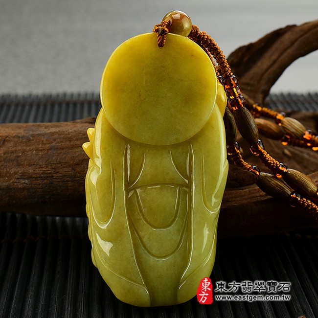 福德正神土地公財神爺背面照片 （已售出勿下標，可訂做）翡翠福德正神土地公財神爺項鍊玉珮（福德正神土地公財神爺：福德正神土地公財神爺牌A貨翡翠福德正神土地公財神爺玉珮、緬甸玉福德正神土地公財神爺玉墜）。黃翡翠福德正神土地公財神爺，CG007。客製化訂做各種翡翠福德正神土地公財神爺吊墜玉珮項鍊。★附A貨翡翠雙證書  