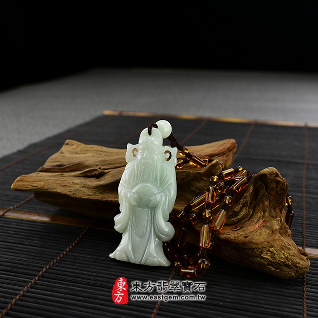 福德正神土地公財神爺情境照片 翡翠福德正神土地公財神爺項鍊玉珮（福德正神土地公財神爺：福德正神土地公財神爺牌A貨翡翠福德正神土地公財神爺玉珮、緬甸玉福德正神土地公財神爺玉墜）。白翡，淡色油青福德正神土地公財神爺，CG-003。客製化訂做各種翡翠福德正神土地公財神爺吊墜玉珮項鍊。★附A貨翡翠雙證書