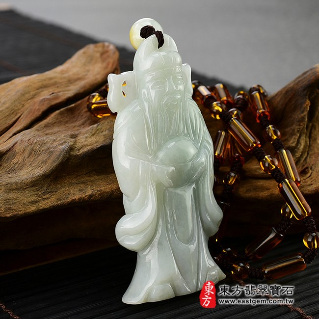 福德正神土地公財神爺右側照片 翡翠福德正神土地公財神爺項鍊玉珮（福德正神土地公財神爺：福德正神土地公財神爺牌A貨翡翠福德正神土地公財神爺玉珮、緬甸玉福德正神土地公財神爺玉墜）。白翡，淡色油青福德正神土地公財神爺，CG-003。客製化訂做各種翡翠福德正神土地公財神爺吊墜玉珮項鍊。★附A貨翡翠雙證書