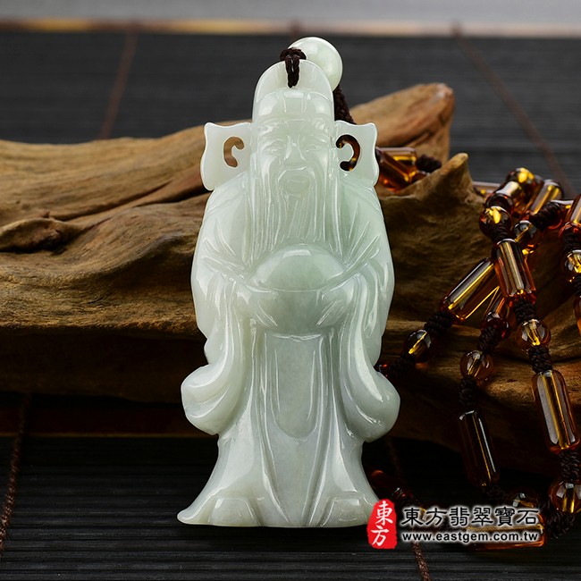 福德正神土地公財神爺正躺照片 翡翠福德正神土地公財神爺項鍊玉珮（福德正神土地公財神爺：福德正神土地公財神爺牌A貨翡翠福德正神土地公財神爺玉珮、緬甸玉福德正神土地公財神爺玉墜）。白翡，淡色油青福德正神土地公財神爺，CG-003。客製化訂做各種翡翠福德正神土地公財神爺吊墜玉珮項鍊。★附A貨翡翠雙證書