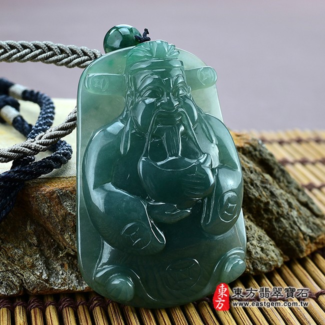 福德正神土地公財神爺右側照片 翡翠福德正神土地公財神爺項鍊玉珮（福德正神土地公財神爺：福德正神土地公財神爺牌A貨翡翠福德正神土地公財神爺玉珮、緬甸玉福德正神土地公財神爺玉墜）。油青種福德正神土地公財神爺，CG-002。客製化訂做各種翡翠福德正神土地公財神爺吊墜玉珮項鍊。★附A貨翡翠雙證書