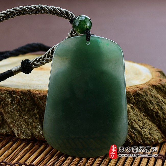 福德正神土地公財神爺背面照片 翡翠福德正神土地公財神爺項鍊玉珮（福德正神土地公財神爺：福德正神土地公財神爺牌A貨翡翠福德正神土地公財神爺玉珮、緬甸玉福德正神土地公財神爺玉墜）。油青種福德正神土地公財神爺，CG-002。客製化訂做各種翡翠福德正神土地公財神爺吊墜玉珮項鍊。★附A貨翡翠雙證書