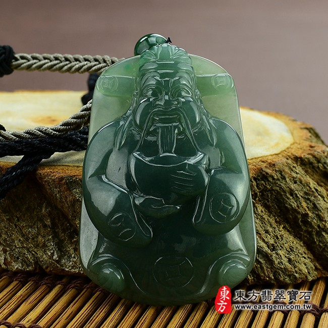 福德正神土地公財神爺正躺照片 翡翠福德正神土地公財神爺項鍊玉珮（福德正神土地公財神爺：福德正神土地公財神爺牌A貨翡翠福德正神土地公財神爺玉珮、緬甸玉福德正神土地公財神爺玉墜）。油青種福德正神土地公財神爺，CG-002。客製化訂做各種翡翠福德正神土地公財神爺吊墜玉珮項鍊。★附A貨翡翠雙證書