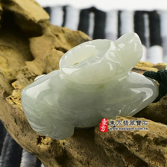 牛轉乾坤右側照片翡翠牛項鍊玉珮（牛轉乾坤：牛牌A貨翡翠牛玉珮、緬甸玉牛玉墜、牛十二生肖項鍊）。細豆種牛，CO007。客製化訂做各種翡翠牛吊墜玉珮項鍊。★附A貨翡翠雙證書