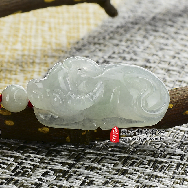 牛運亨通背部照片翡翠牛項鍊玉珮(牛運亨通:牛牌A貨翡翠牛玉珮、緬甸玉牛玉墜、牛十二生肖項鍊)。糯種牛,CO005。客製化訂做各種翡翠牛吊墜玉珮項鍊。★附A貨翡翠雙證書 牛運亨通背部照片翡翠牛項鍊玉珮(牛運亨通:牛牌A貨翡翠牛玉珮、緬甸玉牛玉墜、牛十二生肖項鍊)。糯種牛,CO005。客製化訂做各種翡翠牛吊墜玉珮項鍊。★附A貨翡翠雙證書