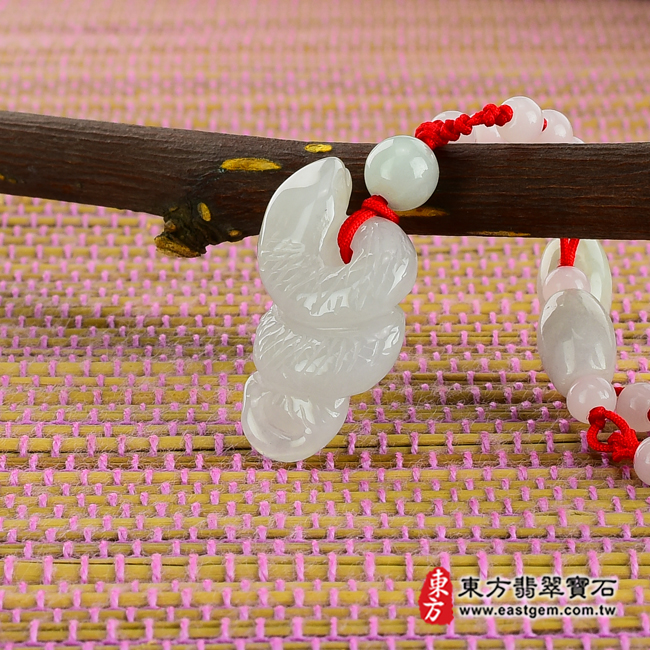 靈蛇舞動情境照片翡翠蛇項鍊玉珮（靈蛇舞動：蛇牌A貨翡翠蛇玉珮、緬甸玉蛇玉墜、蛇十二生肖項鍊）。白翡糯種蛇，SN001。客製化訂做各種翡翠蛇吊墜玉珮項鍊。★附A貨翡翠雙證書