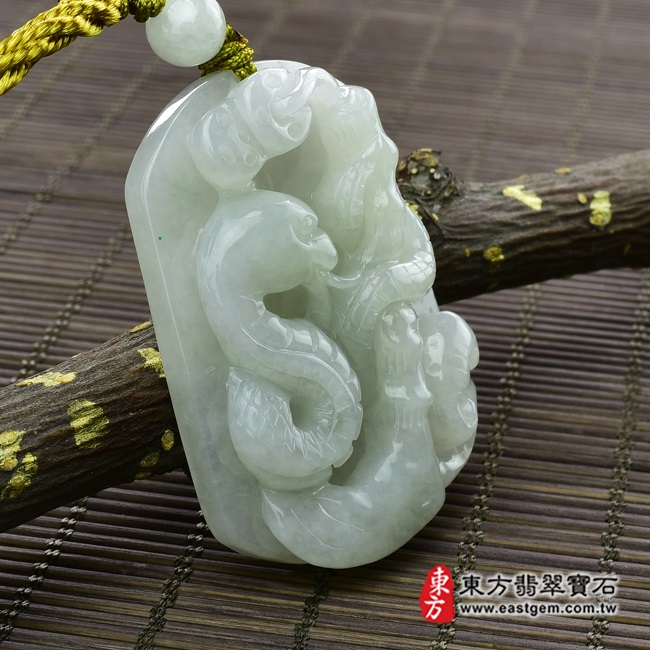 招財靈蛇帶左側照片翡翠蛇項鍊玉珮（招財靈蛇帶如意與蝙蝠：蛇牌A貨翡翠蛇玉珮、緬甸玉蛇玉墜、蛇十二生肖項鍊）。糯種蛇，SN008。客製化訂做各種翡翠蛇吊墜玉珮項鍊。★附A貨翡翠雙證書
